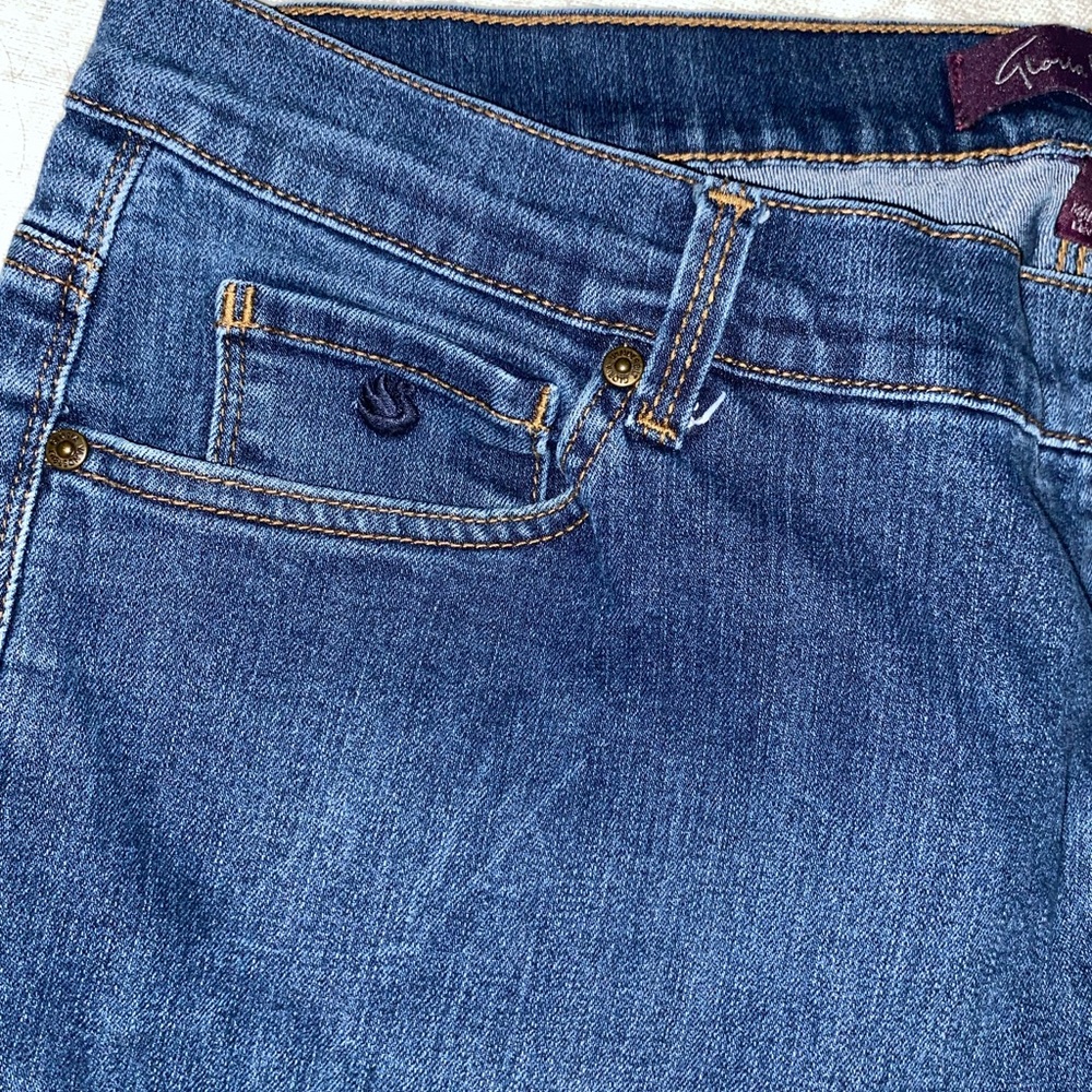 GLORIA VANDERBILT  Stretch Denim Blue Jeans, $8 Each.  2 Pair $12 - Picture 5 of 7